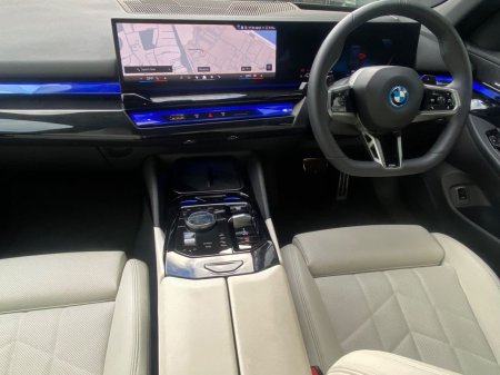 2025 BMW 5-Series - photo 10