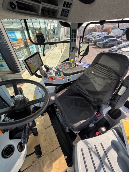 0 New Holland T7.225 - photo 5