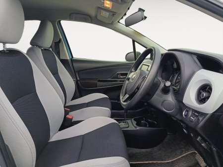 2015 Toyota Vitz - photo 9