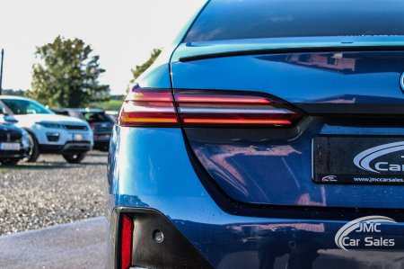 2025 BMW 5-Series - photo 10