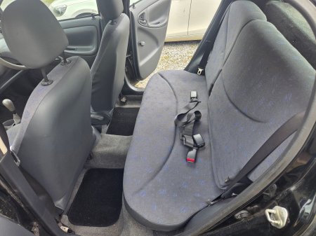 2001 Toyota Yaris - photo 7
