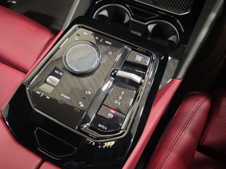 2025 BMW 5-Series - photo 10