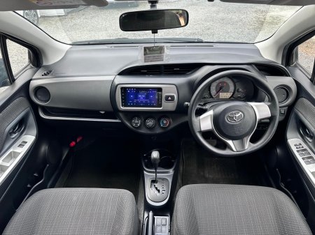 2015 Toyota Vitz - photo 11