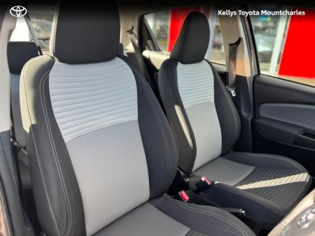 2020 Toyota Yaris - photo 2