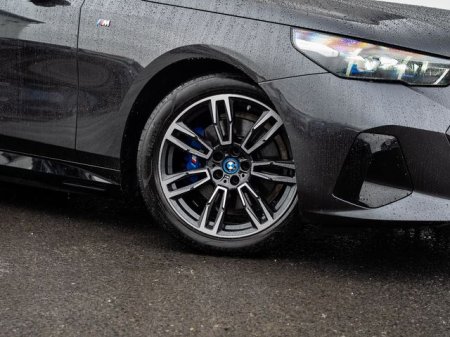 2024 BMW 5-Series - photo 2