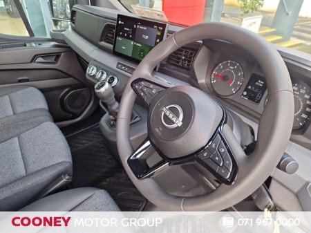 2027 Nissan Interstar - photo 2