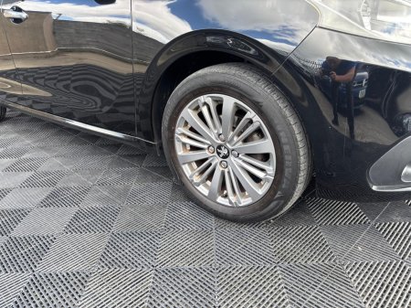 2017 Peugeot 208 - photo 2