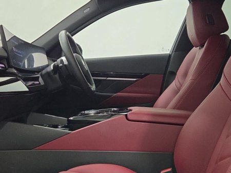 2025 BMW 5-Series - photo 7