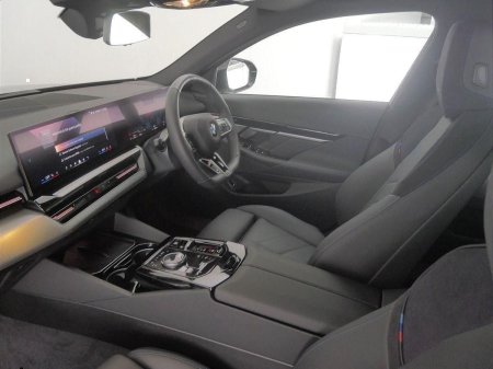 2025 BMW 5-Series - photo 7