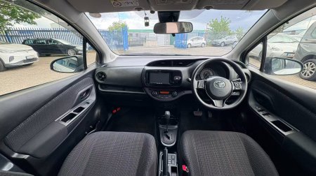 2017 Toyota Vitz - photo 9