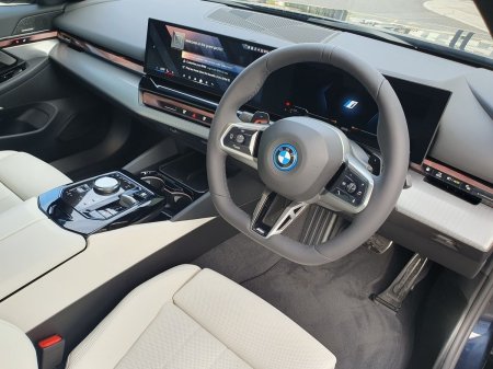 2026 BMW 5-Series - photo 6