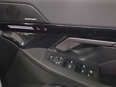 2025 BMW 5-Series - photo 23