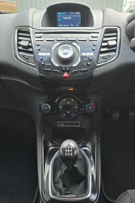 2015 Ford Fiesta - photo 13
