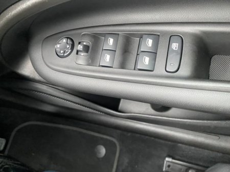 2025 Jeep Avenger - photo 23