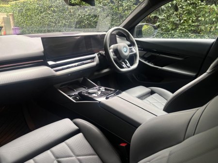 2024 BMW 5-Series - photo 23