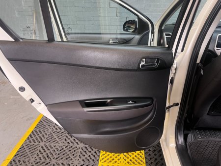 2012 Hyundai i20 - photo 16
