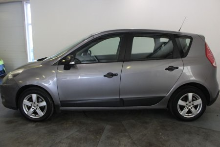 2010 Renault Scenic - photo 13