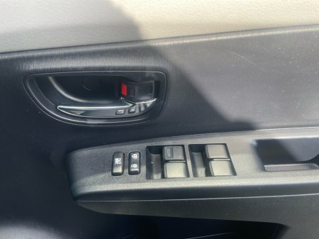 2012 Toyota Vitz - photo 18