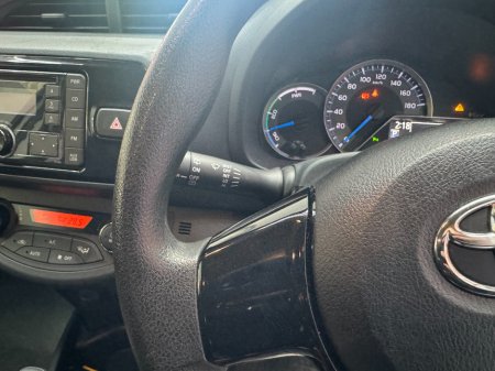 2019 Toyota Vitz - photo 12