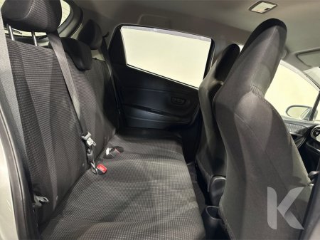 2019 Toyota Vitz - photo 13
