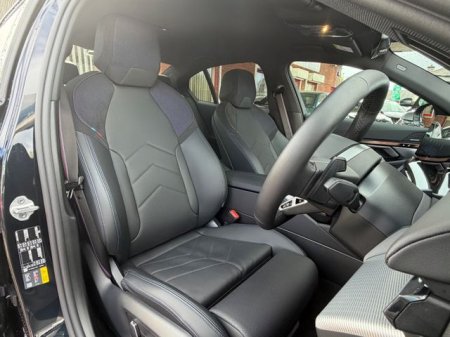2025 BMW 5-Series - photo 9