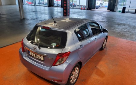 2011 Toyota Yaris - photo 2