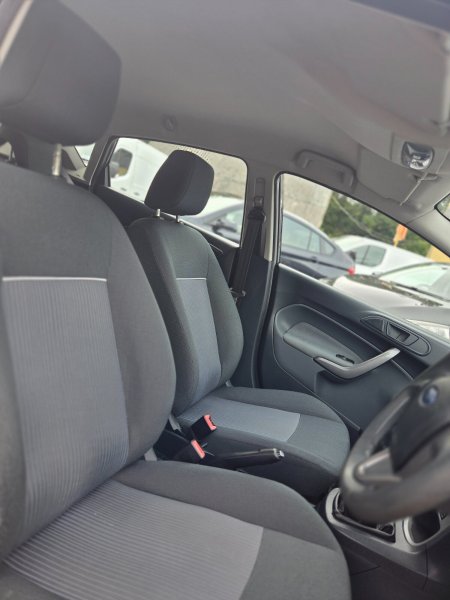 2011 Ford Fiesta - photo 14