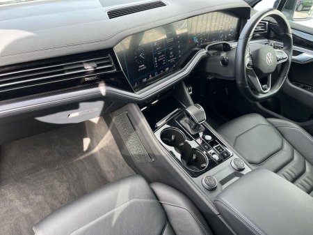 2024 Volkswagen Touareg - photo 2