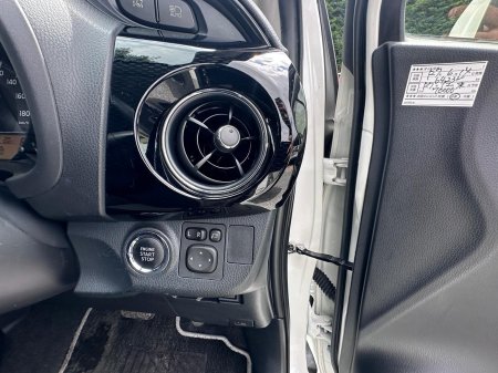 2019 Toyota Vitz - photo 6