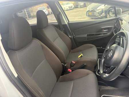 2019 Toyota Vitz - photo 5