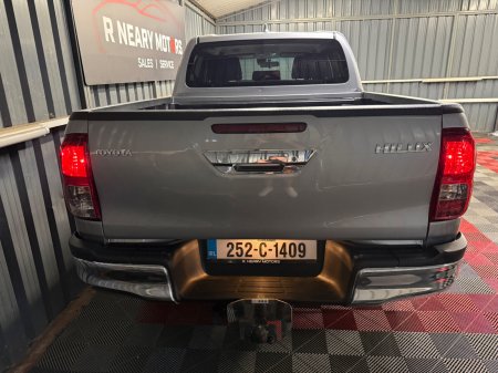 2025 Toyota Hilux - photo 2
