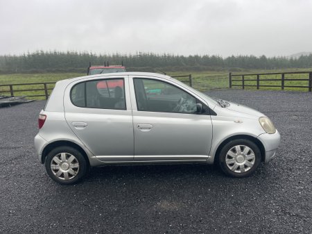 2002 Toyota Yaris - photo 2