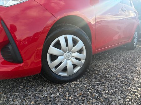 2017 Toyota Vitz - photo 8