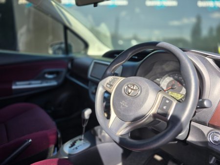 2015 Toyota Vitz - photo 2