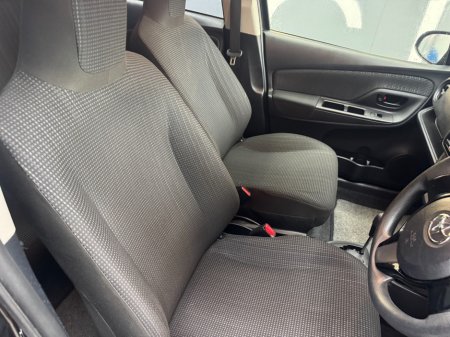 2018 Toyota Vitz - photo 8