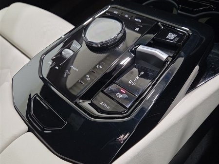 2024 BMW 5-Series - photo 10