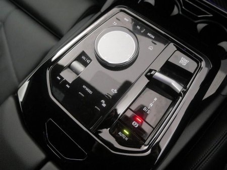 2025 BMW 5-Series - photo 10