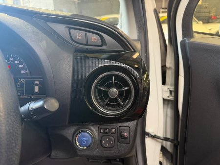 2018 Toyota Vitz - photo 23