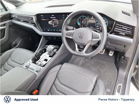 2025 Volkswagen Touareg - photo 2