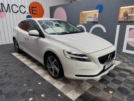 2017 Volvo V40 2017 VOLVO V40 D4 MOMENTUM 2.0 AUTOMATIC / CRUISE CONTROL / PARKING CAMERA / ELECTRIC MEMORY & HEATE