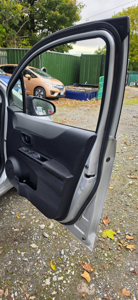 2014 Toyota Vitz - photo 16