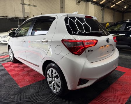 2017 Toyota Vitz - photo 10