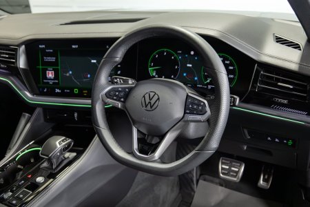 2025 Volkswagen Touareg - photo 9