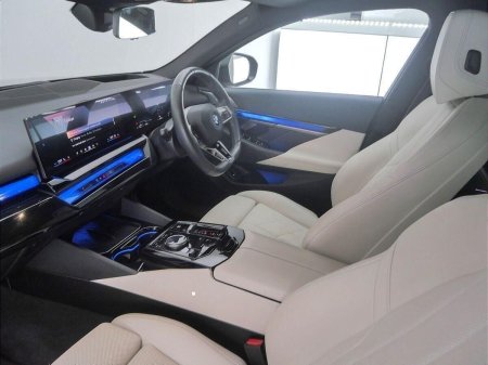 2024 BMW 5-Series - photo 7
