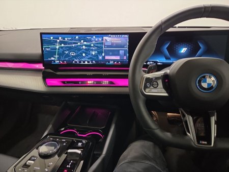 2025 BMW 5-Series - photo 17