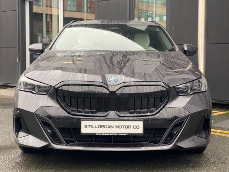 2025 BMW 5-Series - photo 2