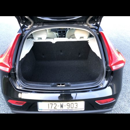 2017 Volvo V40 D2 MOMENTUM ED 5DR €18,995 thumbnail