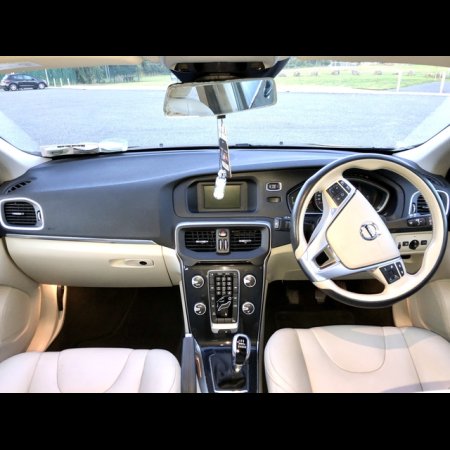 2017 Volvo V40 D2 MOMENTUM ED 5DR €18,995 thumbnail