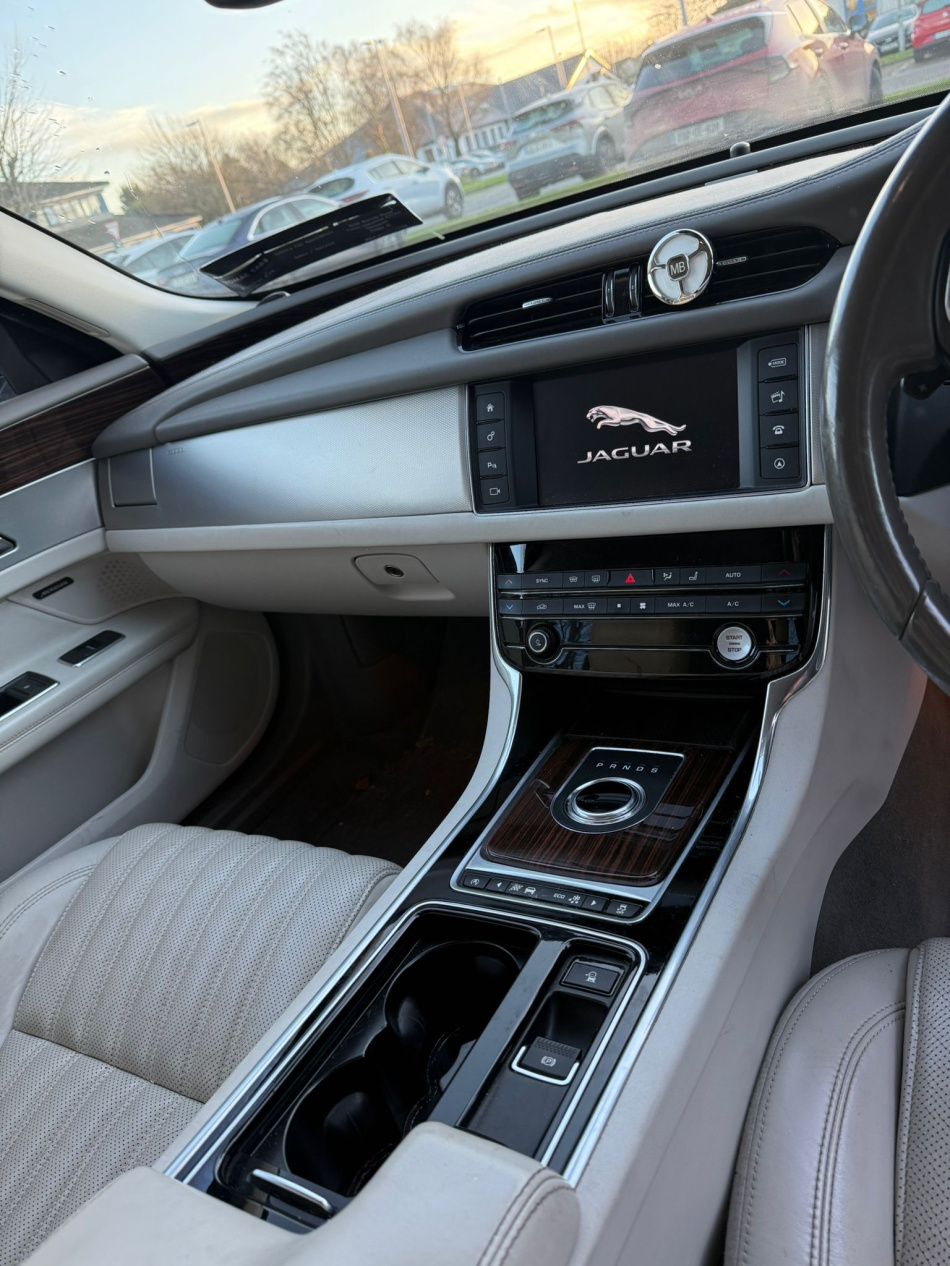 2017 Jaguar   €13,950