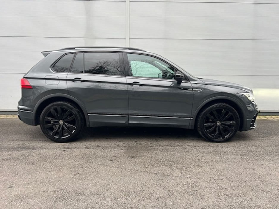 2023 Volkswagen Tiguan - image 2